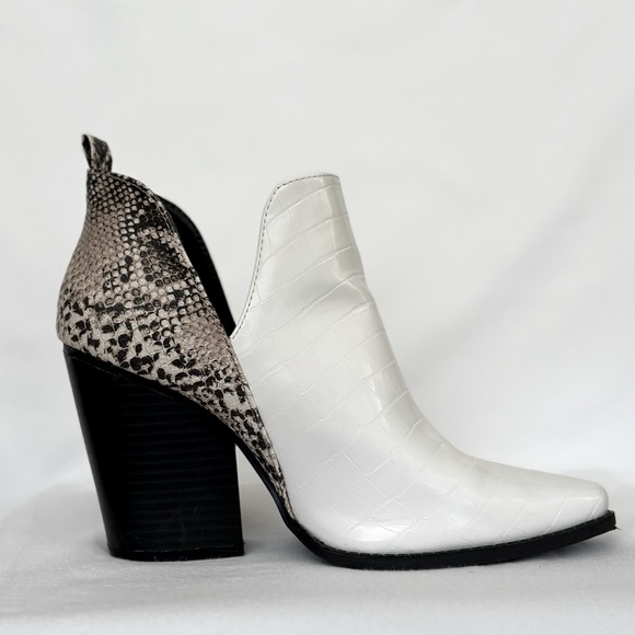 Qupid | Black and White Snakeskin Booties | Size: 9 - Picture 4 of 11